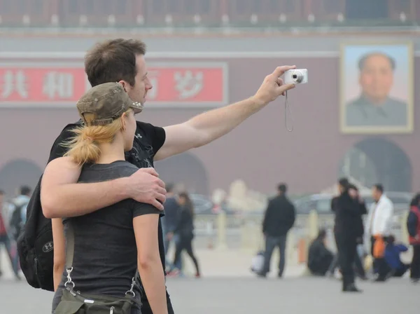 Yabancı Turistler Pekin Sis Tiananmen Meydanı Nda Fotoğraf Çekmek Çin — Stok fotoğraf