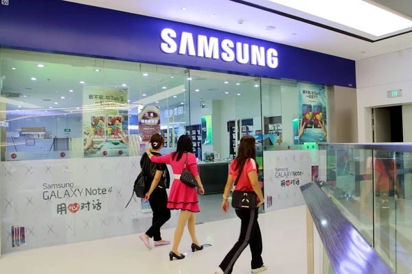 Käufer Gehen Einem Samsung Laden Einem Einkaufszentrum Der Stadt Fuzhou — Stockfoto