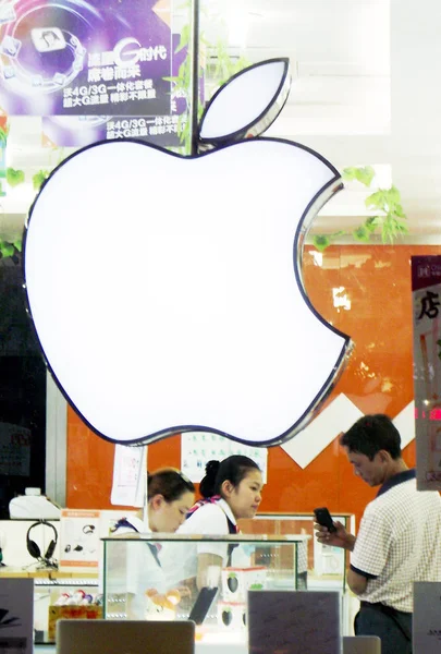 Cliente Experimenta Iphone Smartphones Apple Uma Loja Apple Cidade Nanjing — Fotografia de Stock