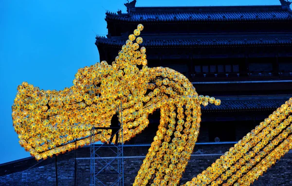 Ouvrier Chinois Met Touche Finale Énorme Dragon Comprenant 3000 Lanternes — Photo