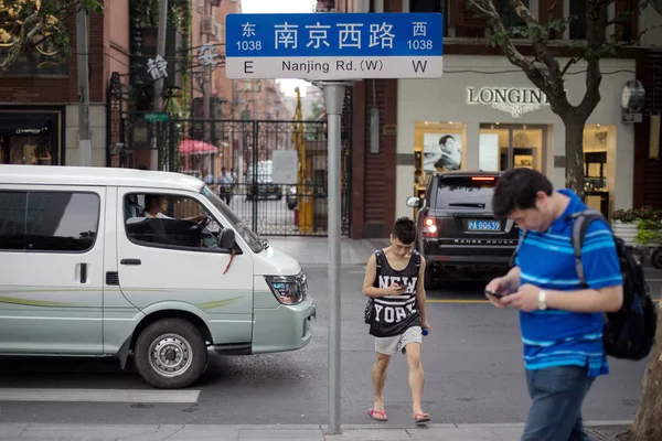 Los Peatones Miran Sus Teléfonos Móviles Mientras Caminan Por West — Foto de Stock