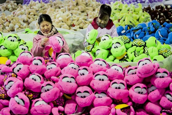 Las Trabajadoras Chinas Cosen Juguetes Peluche Para Exportarlos Europa Estados — Foto de Stock