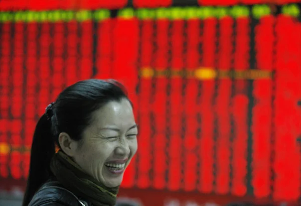 Китайский Инвестор Смотрит Цены Акций Красный Роста Цен Биржевом Брокерском — стоковое фото