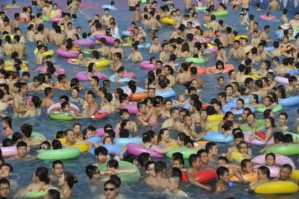 2014年7月13日 在中国重庆的一个炎热的日子里 度假者聚集在一个游泳池里降温 — 图库照片