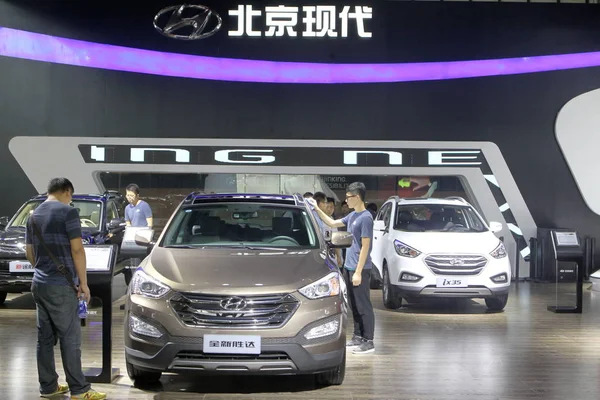 Látogatók Pillantást Autók Peking Hyundai Közös Vállalat Közötti Baic Hyundai — Stock Fotó