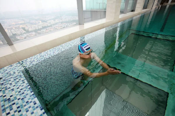 中国のホリデイ イン上海浦東康橋ホテルの 階のガラス底のプールで泳ぐ顧客 2013 — ストック写真