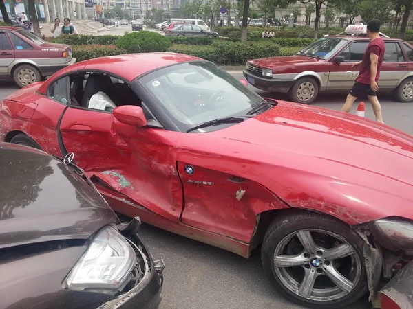 2013年6月19日 在中国东部的安徽省马鞍山市 一辆宝马Z4 被一辆梅赛德斯 奔驰S350撞上 造成父亲与儿子之间的个人敌意 导致其受损 — 图库照片