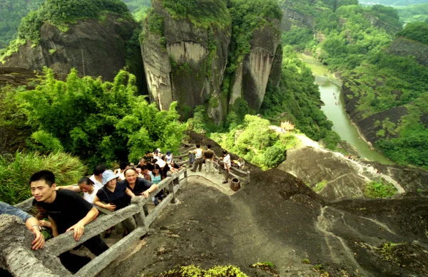 Les Touristes Escaladent Mont Wuyi Les Montagnes Wuyi Dans Ville — Photo