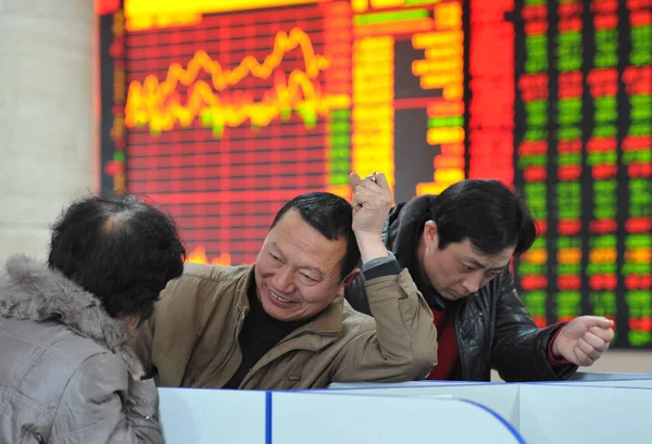 Dois Investidores Chineses Conversam Satisfeita Enquanto Eles Estão Verificando Preços — Fotografia de Stock