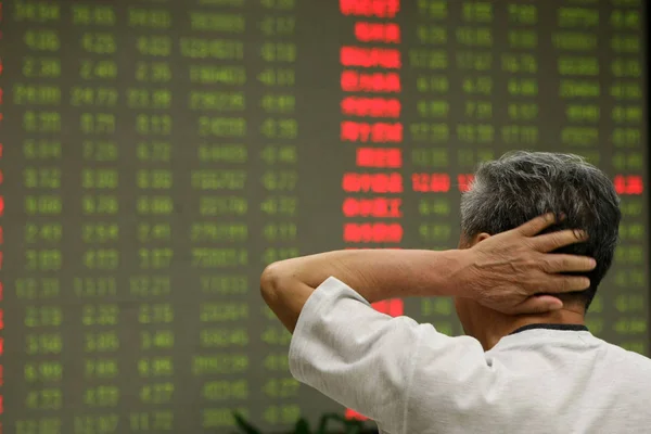 懸念する中国の投資家は 中国上海の株式仲買会社で株式の価格を見て 価格上昇のための赤 価格下落のためのグリーン 6月24日2013 — ストック写真