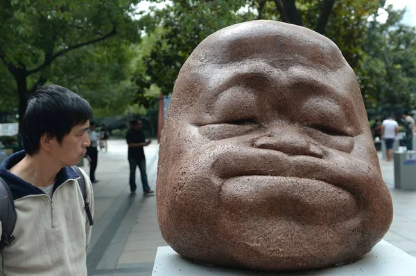 Visitante Mira Una Estatua Retrato Del Novelista Chino Ganador Del —  Fotos de Stock