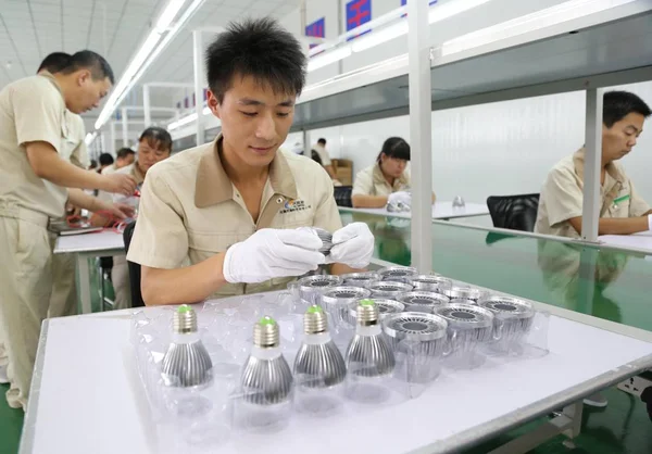 中国の労働者は 2013年6月28日 中国中部河南省徐昌市にある河南天津技術有しのデ ライティングの工場で照明を製造する — ストック写真