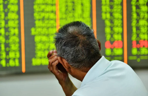 懸念される中国の投資家 東中国浙江省杭州市の株式仲買家で株式の株価を表示 価格上昇のための赤 価格下落のためのグリーン 6月2013 — ストック写真