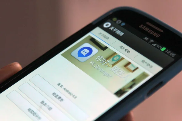 Usuario Teléfono Móvil Chino Utiliza Aplicación Mensajería Redes Sociales Móviles — Foto de Stock