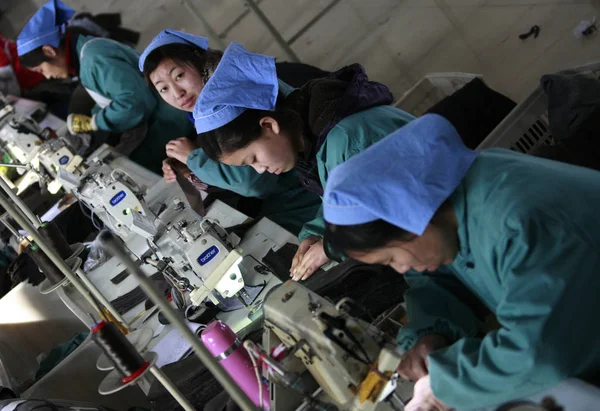 2013년 18일 화이베이시의 공장에서 동남아시아로 수출될 중국인 노동자들이 바느질하고 — 스톡 사진