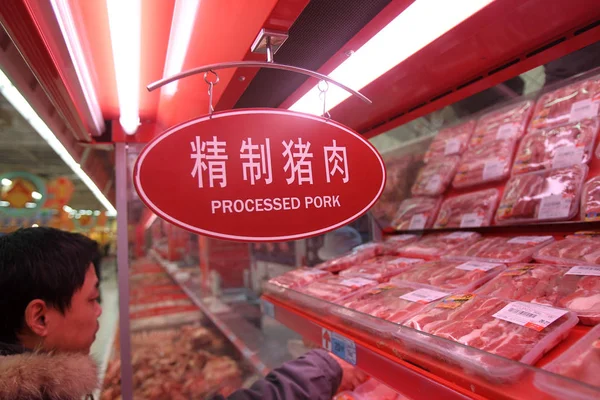 Китайский Покупатель Покупает Обработанную Свинину Супермаркете Городе Наньтун Провинция Цзянсу — стоковое фото