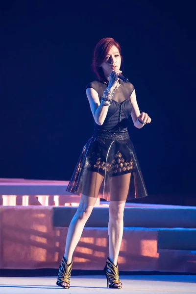 台湾歌手王辛迪在2014年8月23日于中国上海举行的 达芙妮极致现场派对 上表演 — 图库照片