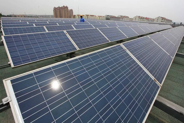 Čínský Elektrikář Kontroluje Provoz Solárních Panelů Střešní Fotovoltaické Elektrárně Továrně — Stock fotografie