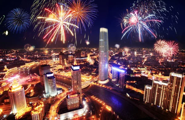 Fireworks Exploduje Nad Světovým Finančním Centrem Tianjin Centrem Dalšími Mrakodrapy — Stock fotografie