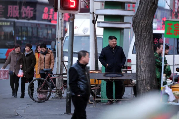 Egy Kínai Barbecue Eladó Harmadik Jobb Aki Hasonlít Észak Koreai — Stock Fotó