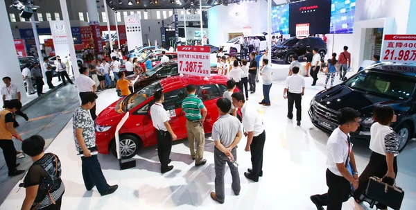 Los Visitantes Observan Los Automóviles Honda Durante Una Exposición Automóviles — Foto de Stock