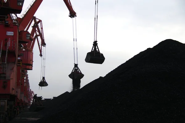 Bucket Grabs Unload Coal Quay Port Rizhao Rizhao City East — Stock Photo, Image