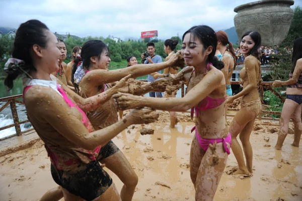 Bikini Bekleidete Frauen Amüsieren Sich Bei Einem Schlamm Wrestling Event — Stockfoto