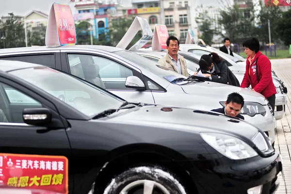 Los Visitantes Chinos Miran Los Coches Durante Una Exposición Automóviles — Foto de Stock