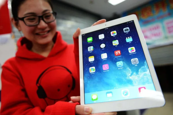 Une Chinoise Montre Une Tablette Apple Ipad Air Dans Marché — Photo