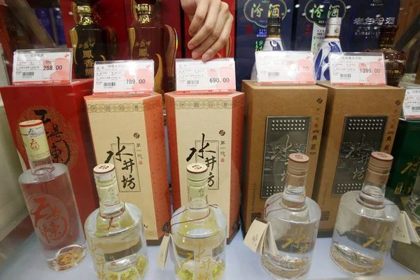 Empleado Chino Pone Botellas Licor Shui Jing Fang Mostrador Para —  Fotos de Stock