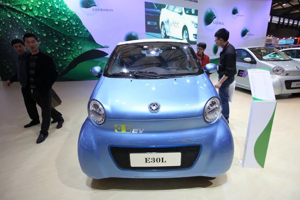 Visitatori Guardano Auto Elettrica E30L Dongfeng Motor Corporation Durante 14A — Foto Stock