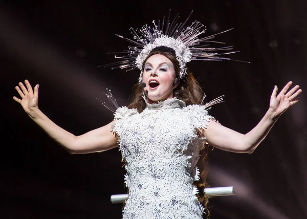 英国のソプラノ歌手サラ ブライトマンが歌う彼女のコンサート中に上海大舞台で中国 上海市に 2013 — ストック写真