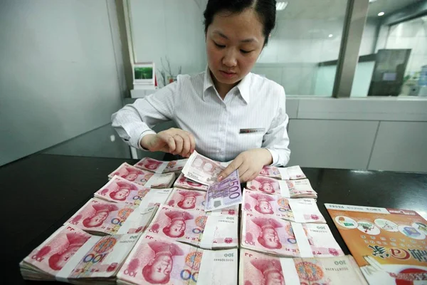 Китайський Працівник Розраховує Євро Банкноти Над Юанів Єни Юанів Банкноти — стокове фото