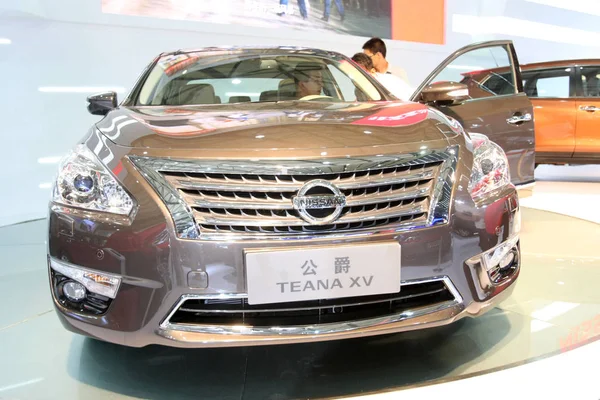 Visitors Look Try Out Nissan Teana 2014 Pudong International Automotive — Stock Photo, Image