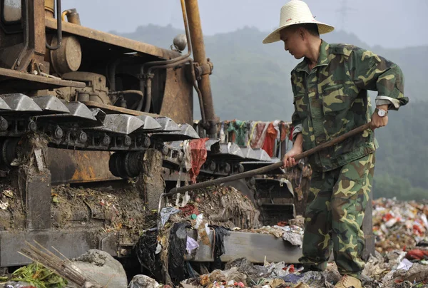 2014年7月31日 中国江西省南昌市一家垃圾发电厂处理垃圾 — 图库照片