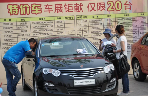 Los Visitantes Observan Roewe 550 Saic Motor Durante Una Exposición — Foto de Stock