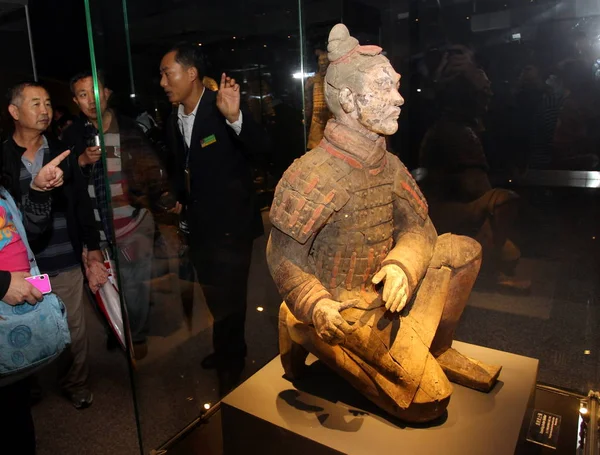 Visitantes Olham Para Guerreiro Terracota Colorido Durante Uma Exposição Guerreiros — Fotografia de Stock