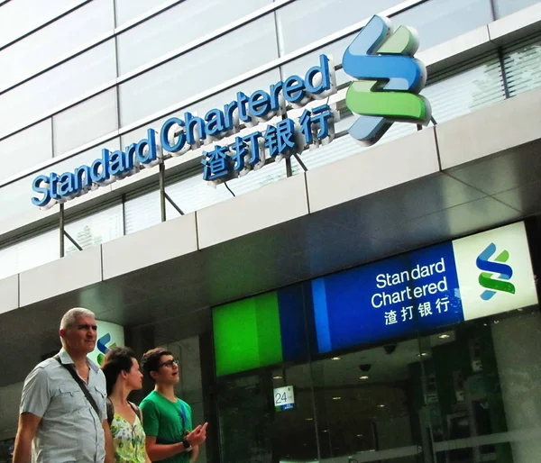 2012年7月26日 行人走过渣打银行位于中国上海的分行 — 图库照片
