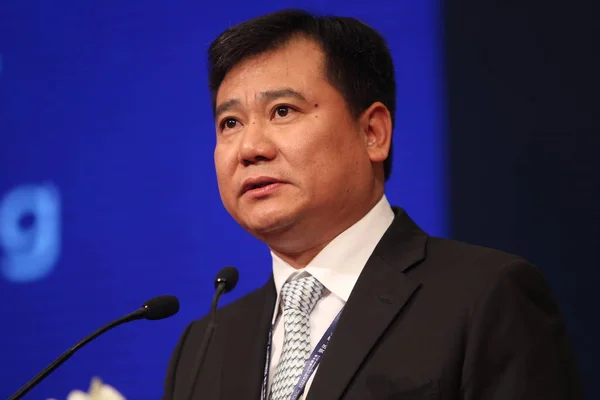 苏宁电器有限公司董事长张金东在2012年10月30日于中国上海举行的2012年全球 Ceo 大会上发表演讲 — 图库照片