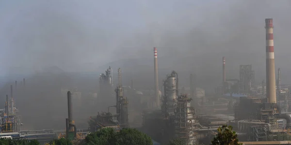 Czarny Dym Wznosi Jak Zbiorniki Ogień Eksplozji Rafinerii Petrochina Mieście — Zdjęcie stockowe