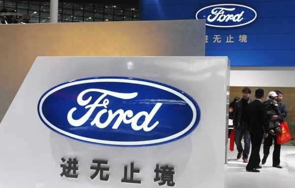 Persone Visitano Stand Ford Durante Una Mostra Automobilistica Zhengzhou Provincia — Foto Stock