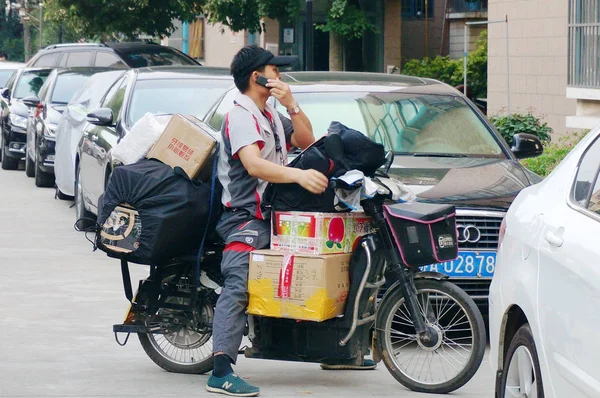 Express Çinli Kurye Nanjing Şehirde Bir Yerleşim Çeyreğinde Parsel Teslim — Stok fotoğraf