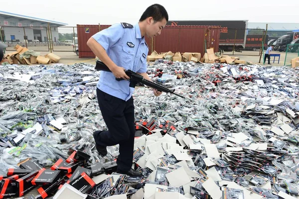 Čínský Policista Jde Imitaci Zbraní Aby Byl Zničen Městě Jinhua — Stock fotografie