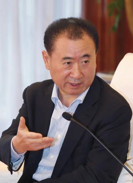 大连万达集团董事长王建林于2014年10月29日在中国西南云南省昆明市举行的会议上发表讲话 — 图库照片