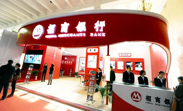 Gente Visita Stand Del Banco Comerciantes China Cmb Durante Una — Foto de Stock