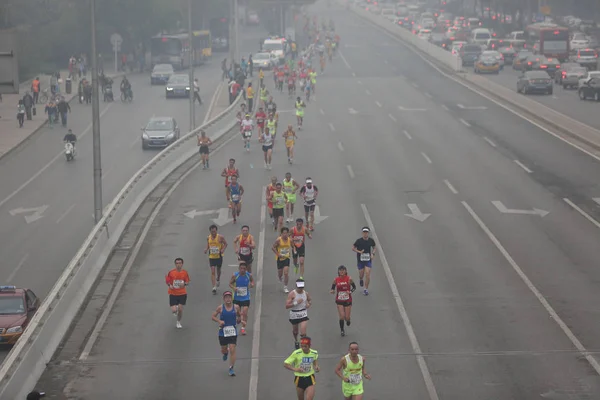 Participantes Chineses Correm Durante Maratona Internacional Pequim 2014 Forte Neblina — Fotografia de Stock