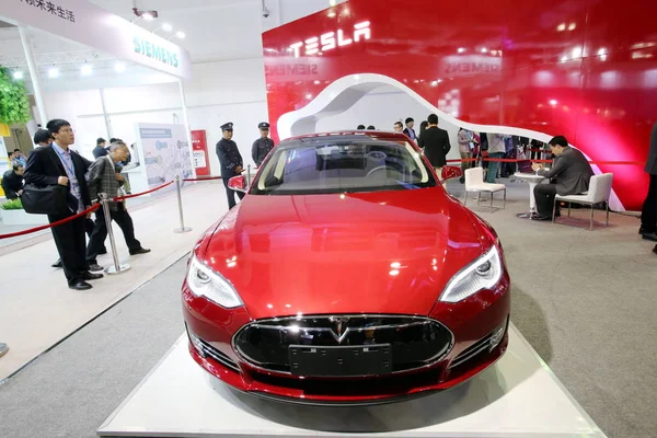 Visitantes Olham Para Carro Elétrico Tesla Model Exposição Durante Feira — Fotografia de Stock