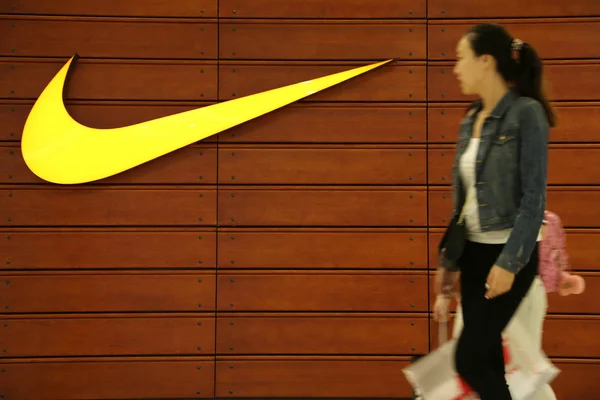 Pedestre Passa Por Uma Loja Roupas Esportivas Nike Xangai China — Fotografia de Stock
