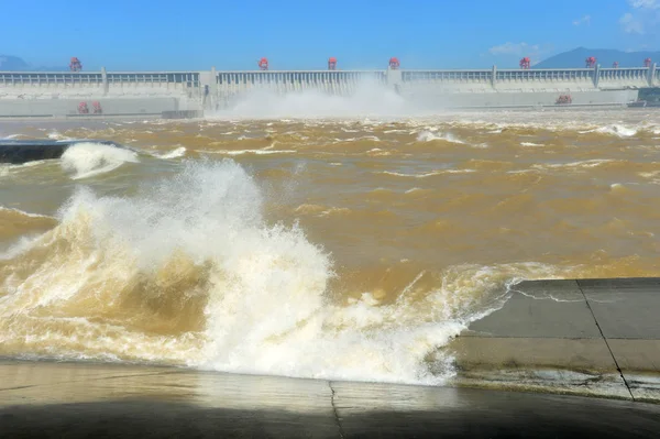 中国の湖北省イーチャン市の Yantze 川の三峡ダムから洪水が噴出し 9月3日2014 — ストック写真