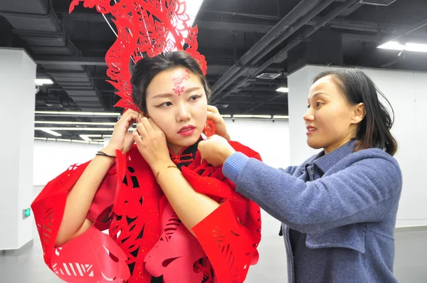 Artesana China Liang Ying Ayuda Una Modelo Llevar Cheongsam Qipao — Foto de Stock
